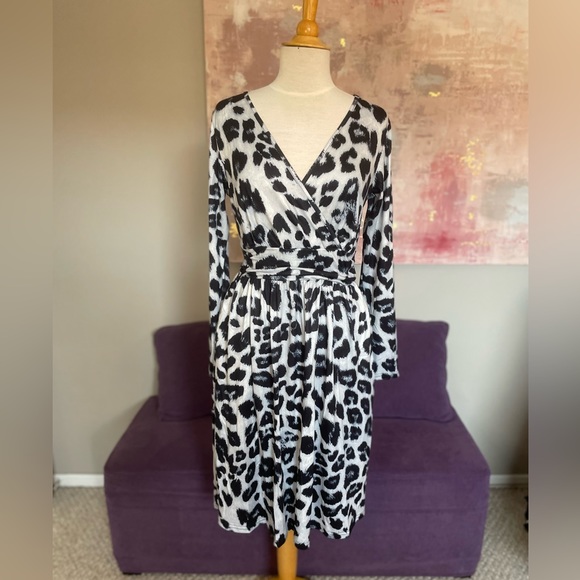 Ouges Dresses & Skirts - Ouges Blue and Light Blue Printed Long Sleeve Wrap Dress with pockets NWT Size M